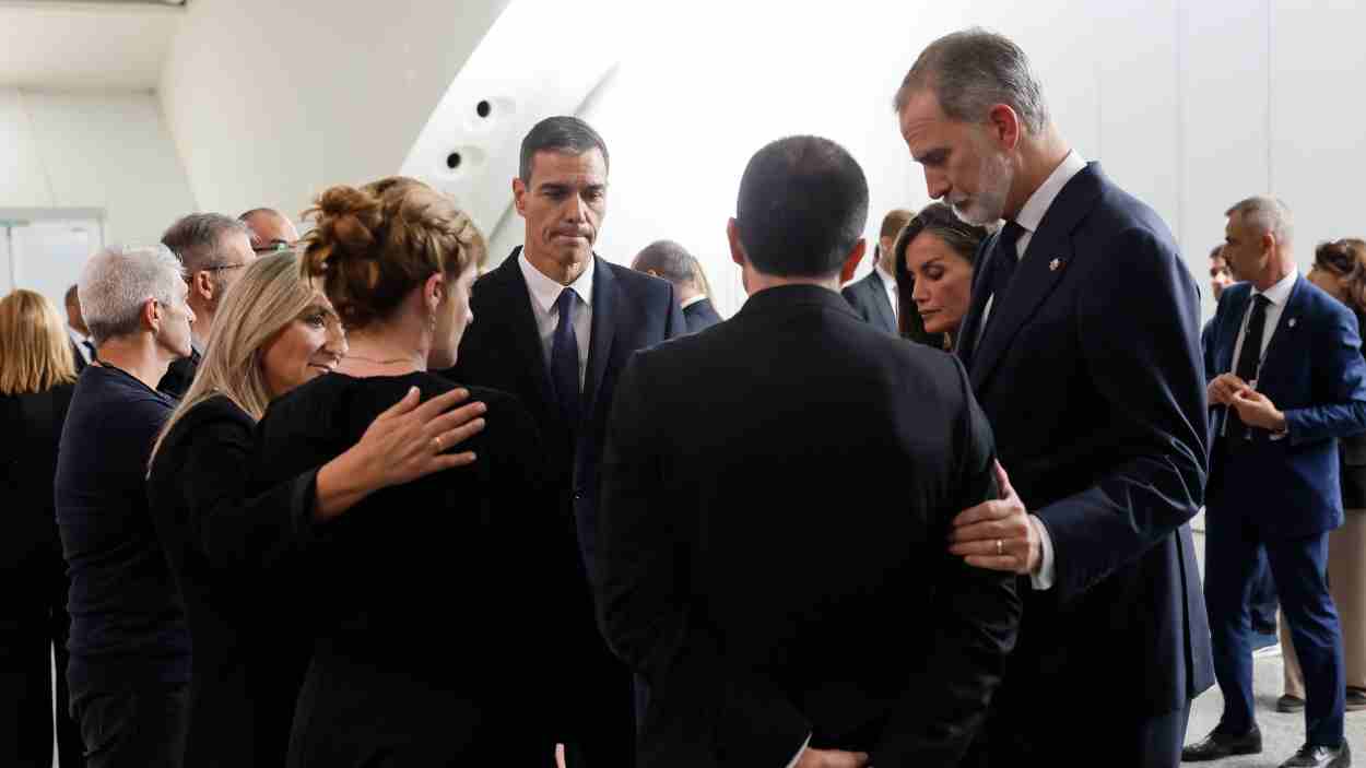 El Rey Felipe VI, la Reina Letizia y el presidente del Gobierno, Pedro Sánchez, conversan con familiares de las víctimas. EP. El Rey Felipe VI, la Reina Letizia y el presidente del Gobierno, Pedro Sánchez, conversan con familiares de las víctimas. EP.