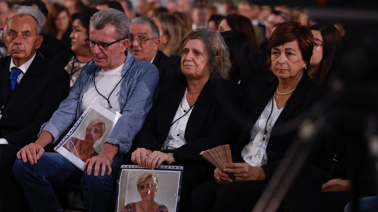 Familiares de víctimas de la DANA durante el funeral de Estado celebrado en la Ciudad de las Ciencias y las Artes de Valencia. EP. Familiares de víctimas de la DANA durante el funeral de Estado celebrado en la Ciudad de las Ciencias y las Artes de Valencia. EP.