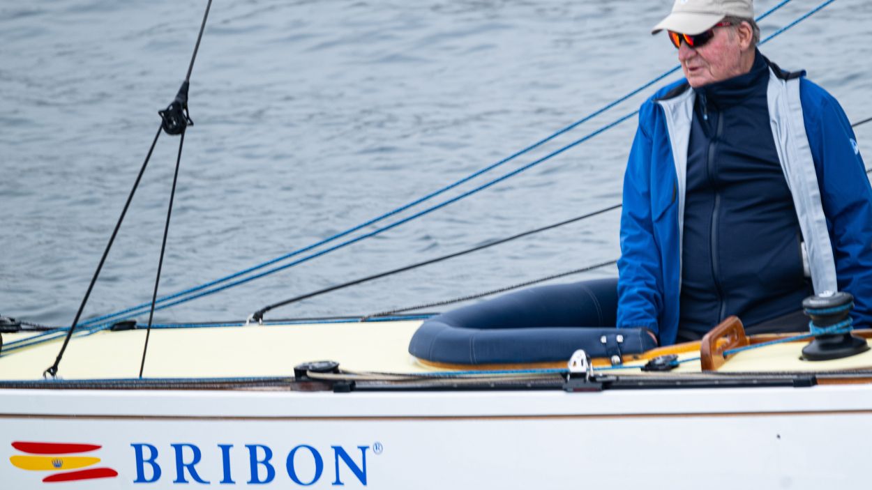 El rey emérito Juan Carlos I a bordo del barco El Bribón en Sanxenxo (Galicia) en una competición de regatas. EP. El rey emérito Juan Carlos I a bordo del barco El Bribón en Sanxenxo (Galicia) en una competición de regatas. EP.