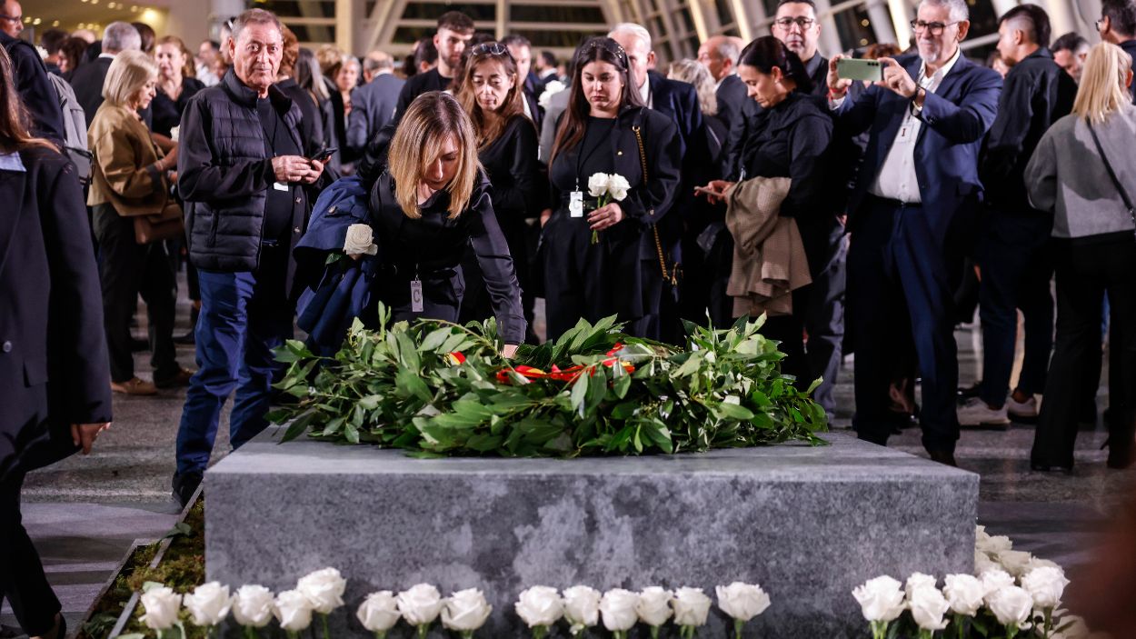 Familiares de las víctimas depositan rosas blancas durante el homenaje a las víctimas de la DANA, en el Museo de las Ciencias Príncipe Felipe de Valencia. EP. Familiares de las víctimas depositan rosas blancas durante el homenaje a las víctimas de la DANA, en el Museo de las Ciencias Príncipe Felipe de Valencia. EP.