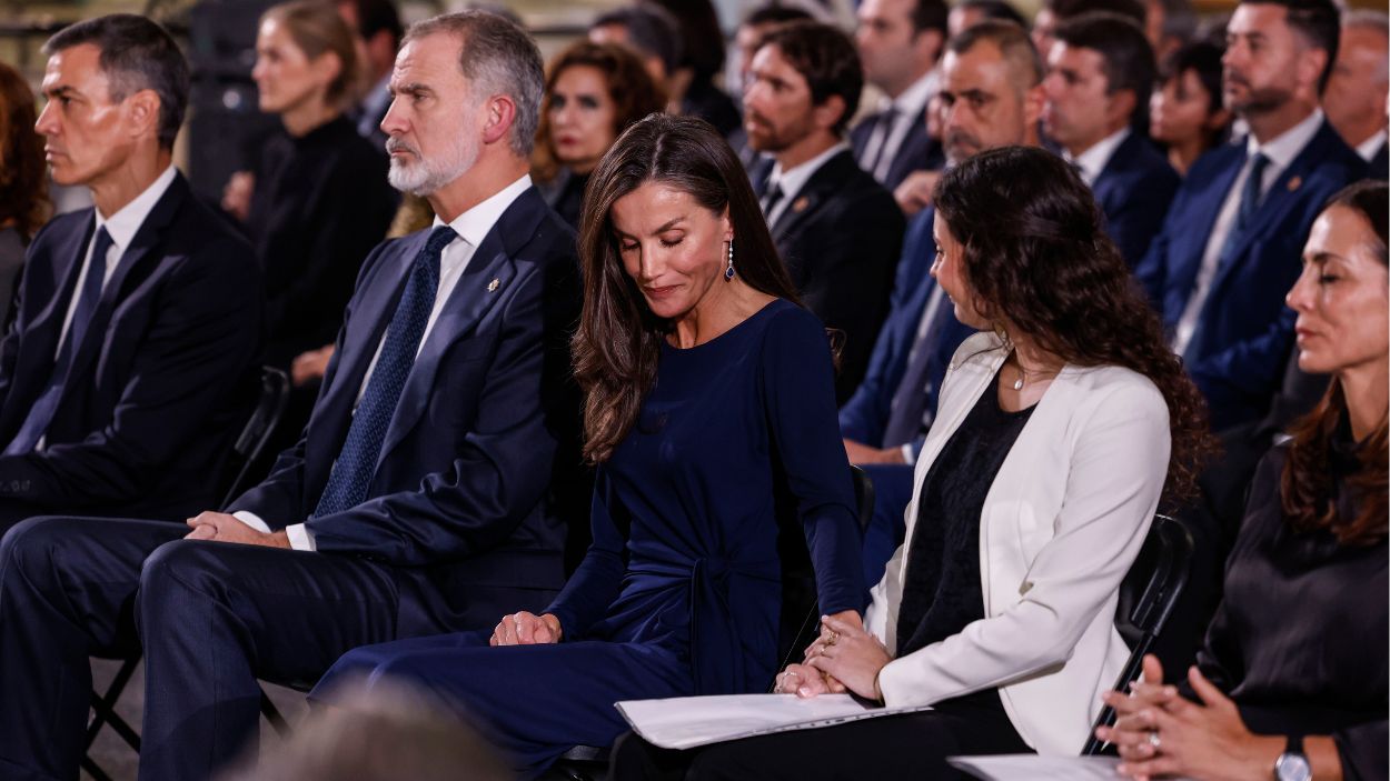 La reina Letizia junto a Andrea Ferrari, quien perdió a su madre en la DANA. EP La reina Letizia junto a Andrea Ferrari, quien perdió a su madre en la DANA. EP