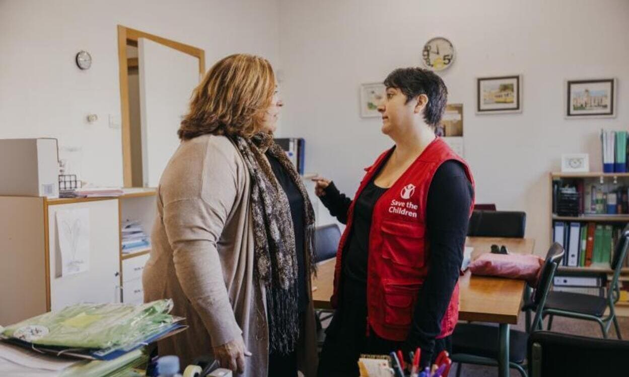 Mónica San Julián, trabajadora social de Save the Children, ha sido un gran apoyo para Inma, víctima de la DANA, durante estos meses. Fundación ”la Caixa” Mónica San Julián, trabajadora social de Save the Children, ha sido un gran apoyo para Inma, víctima de la DANA, durante estos meses. Fundación ”la Caixa”