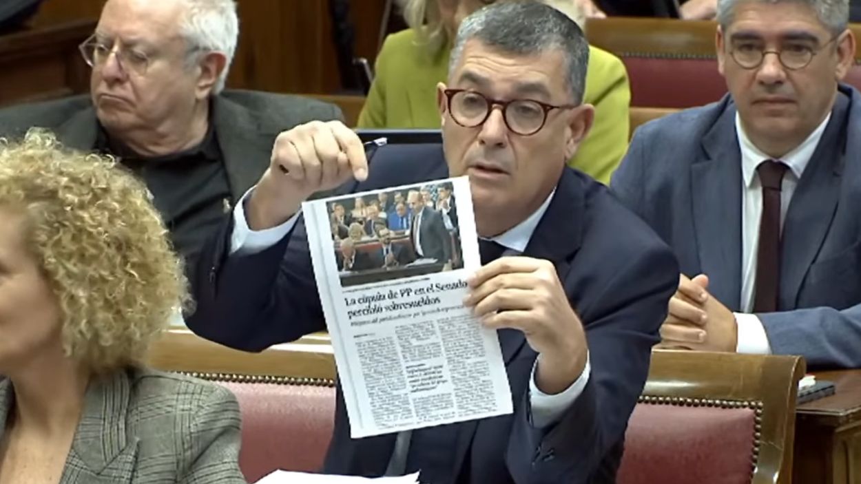 Enric Morera, diputado por Compromís, muestra un recorte de prensa que apunta al cobro de sobresueldo en la cúpula del PP