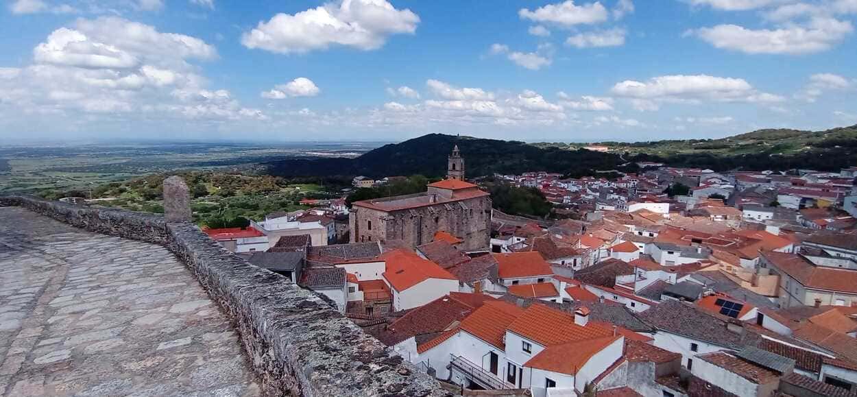 Montánchez (Cáceres), el pueblo con el cementerio más bonito de España para visitar en el Día de Todos los Santos Montánchez (Cáceres), el pueblo con el cementerio más bonito de España para visitar en el Día de Todos los Santos