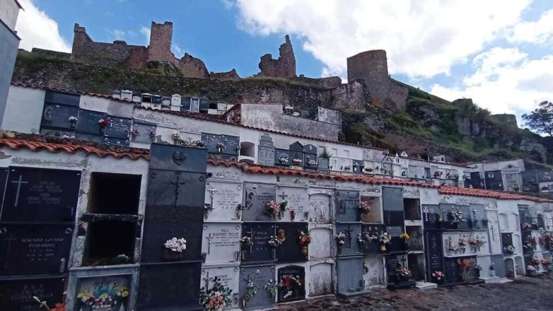 El cementerio de Montánchez, considerado uno de los más bellos de España, con sus nichos orientados hacia el horizonte El cementerio de Montánchez, considerado uno de los más bellos de España, con sus nichos orientados hacia el horizonte