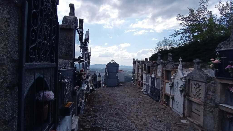 Las calles empedradas del cementerio conducen hacia el valle, entre lápidas centenarias y vistas que invitan al recogimiento  Las calles empedradas del cementerio conducen hacia el valle, entre lápidas centenarias y vistas que invitan al recogimiento