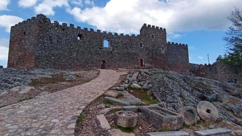 El castillo de Montánchez, fortaleza de origen árabe y corazón histórico del municipio, conserva su imponente muralla sobre la roca El castillo de Montánchez, fortaleza de origen árabe y corazón histórico del municipio, conserva su imponente muralla sobre la roca