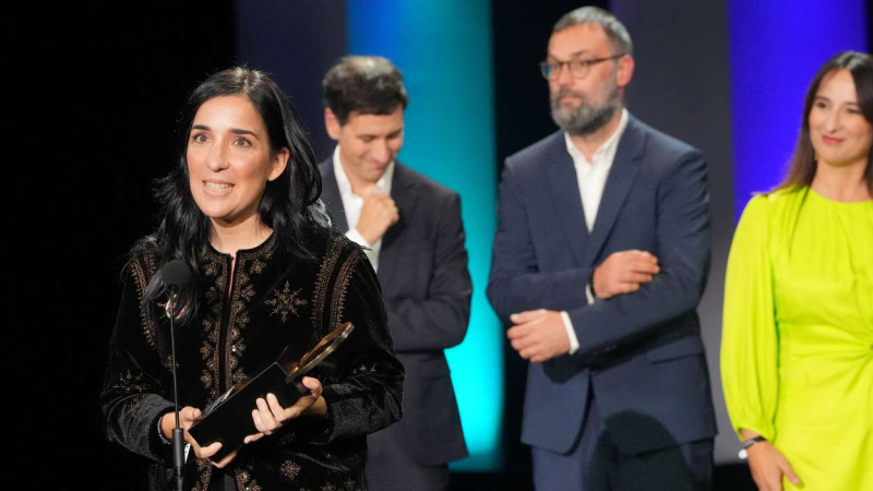 La directora Alauda Ruiz de Azúa recibe la Concha de Oro por la película 'Los Domingos'. EP La directora Alauda Ruiz de Azúa recibe la Concha de Oro por la película 'Los Domingos'. EP