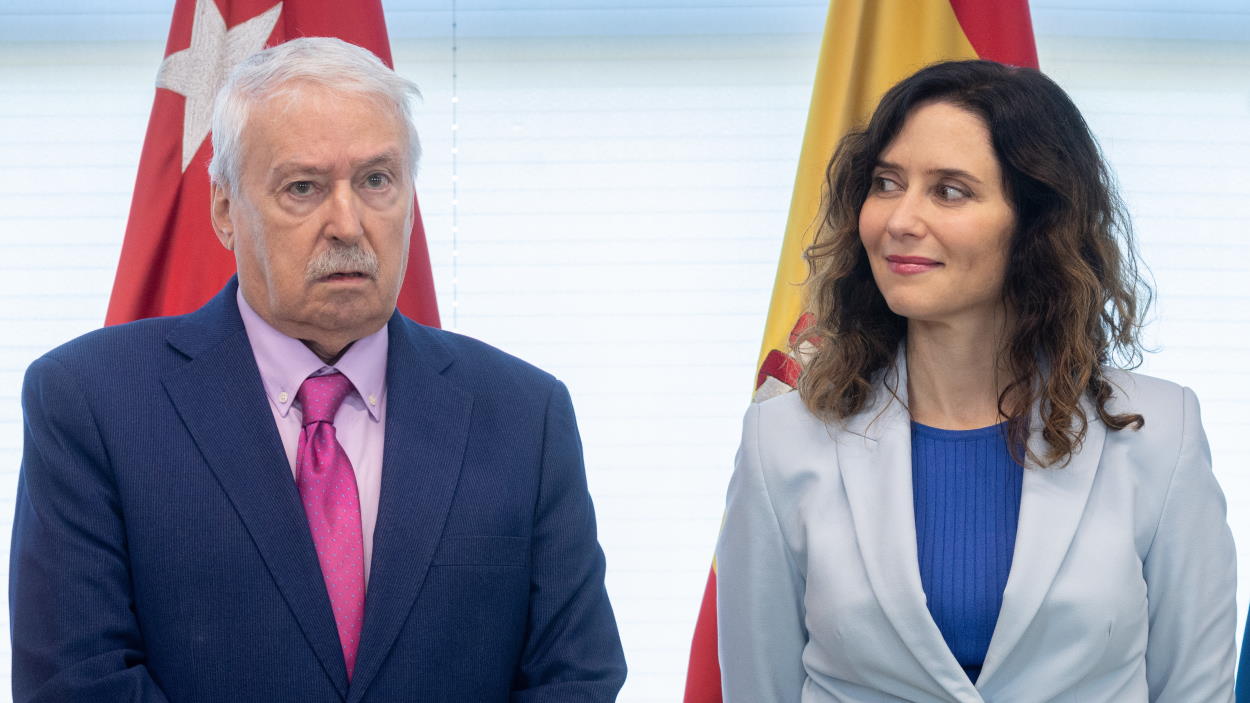 La presidenta de la Comunidad de Madrid, Isabel Díaz Ayuso, durante la toma de posesión del presidente de la Cámara de Cuentas, Joaquín Leguina, y del resto de consejeros, entre ellos Francisco Cabrillo. EP. La presidenta de la Comunidad de Madrid, Isabel Díaz Ayuso, durante la toma de posesión del presidente de la Cámara de Cuentas, Joaquín Leguina, y del resto de consejeros, entre ellos Francisco Cabrillo. EP.