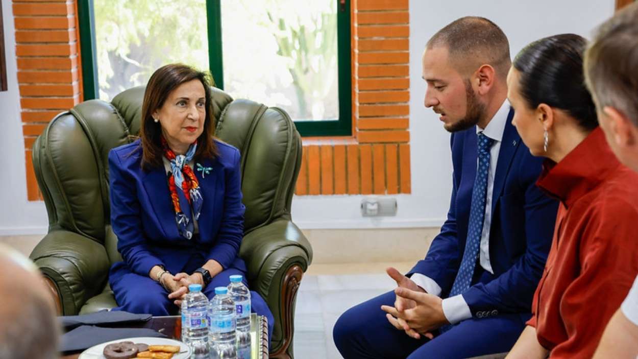 La ministra de Defensa, Margarita Robles, junto al alcalde de Letur (Albacete), Sergio Marín, y el resto de la corporación municipañ. Del. Gob. La ministra de Defensa, Margarita Robles, junto al alcalde de Letur (Albacete), Sergio Marín, y el resto de la corporación municipañ. Del. Gob.