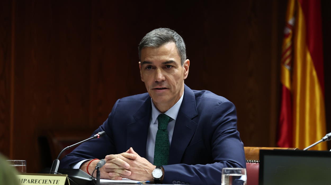 Sánchez defiende a su mujer del bulo sobre que es transexual. EP. Sánchez defiende a su mujer del bulo sobre que es transexual. EP.