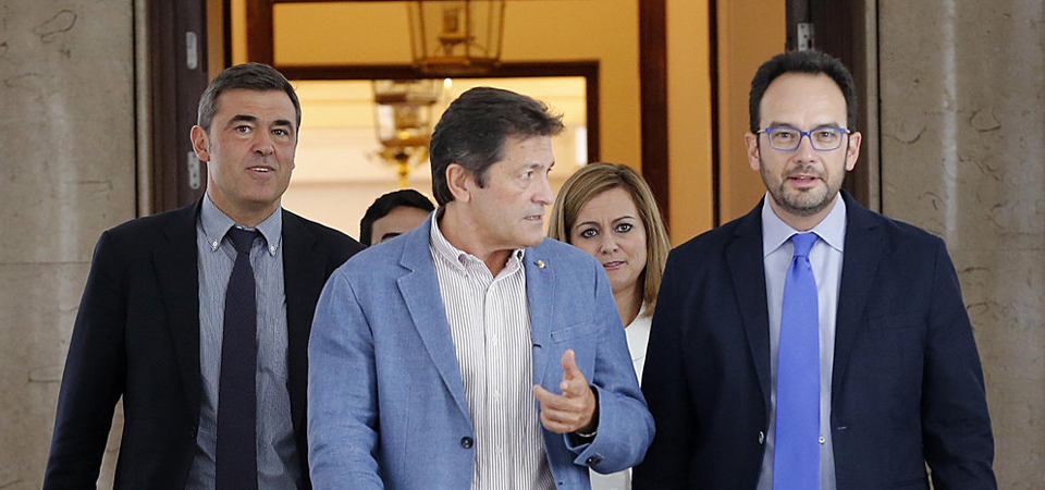 Javier Fernández y Antonio Hernando en los pasillos del Congreso antes de la reunión del grupo socialista de la semana pasada