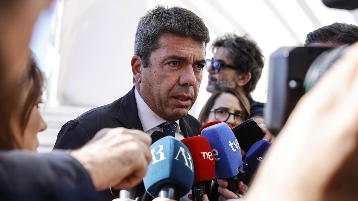 El presidente de la Generalitat valenciana, Carlos Mazón, atiende a los emdios a su llegada a la apertura del Congreso de Cooperatives Agro-alimentàries de la Comunitat Valenciana. EP. El presidente de la Generalitat valenciana, Carlos Mazón, atiende a los emdios a su llegada a la apertura del Congreso de Cooperatives Agro-alimentàries de la Comunitat Valenciana. EP.