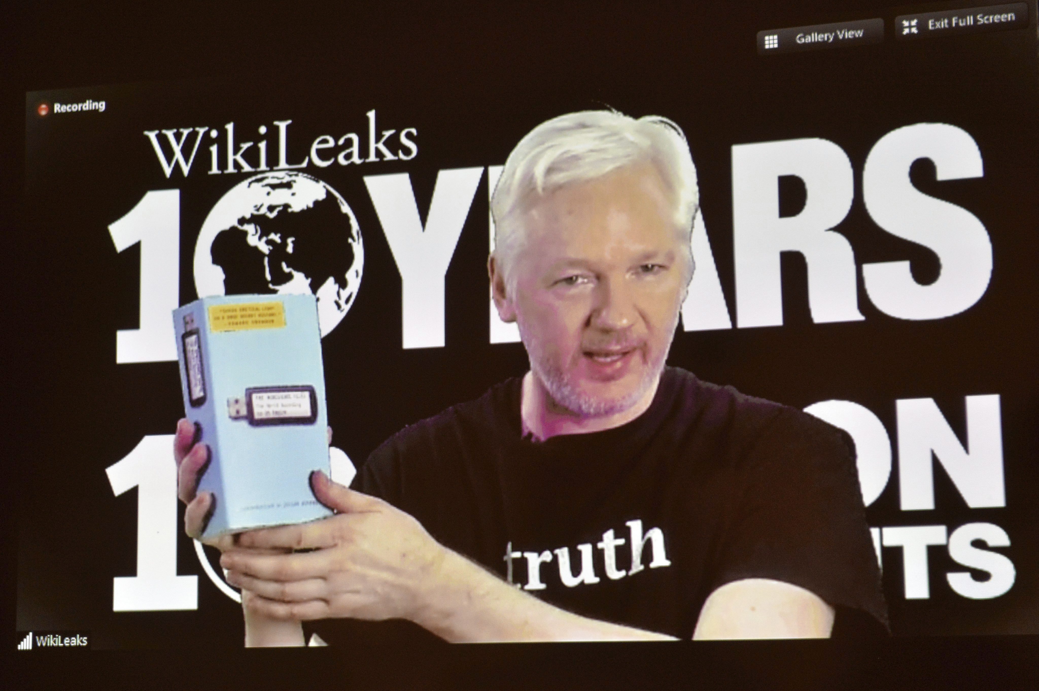 Image El líder y fundador de WikiLeaks, Julian Assange, durante una videoconferencia con motivo del décimo aniversario de su organización, en Berlín