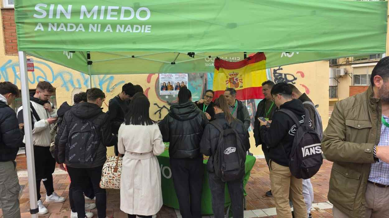 Una de las mesas informativas instaladas por Vox frente a un instituto en Cuenca. EP. Una de las mesas informativas instaladas por Vox frente a un instituto en Cuenca. EP.