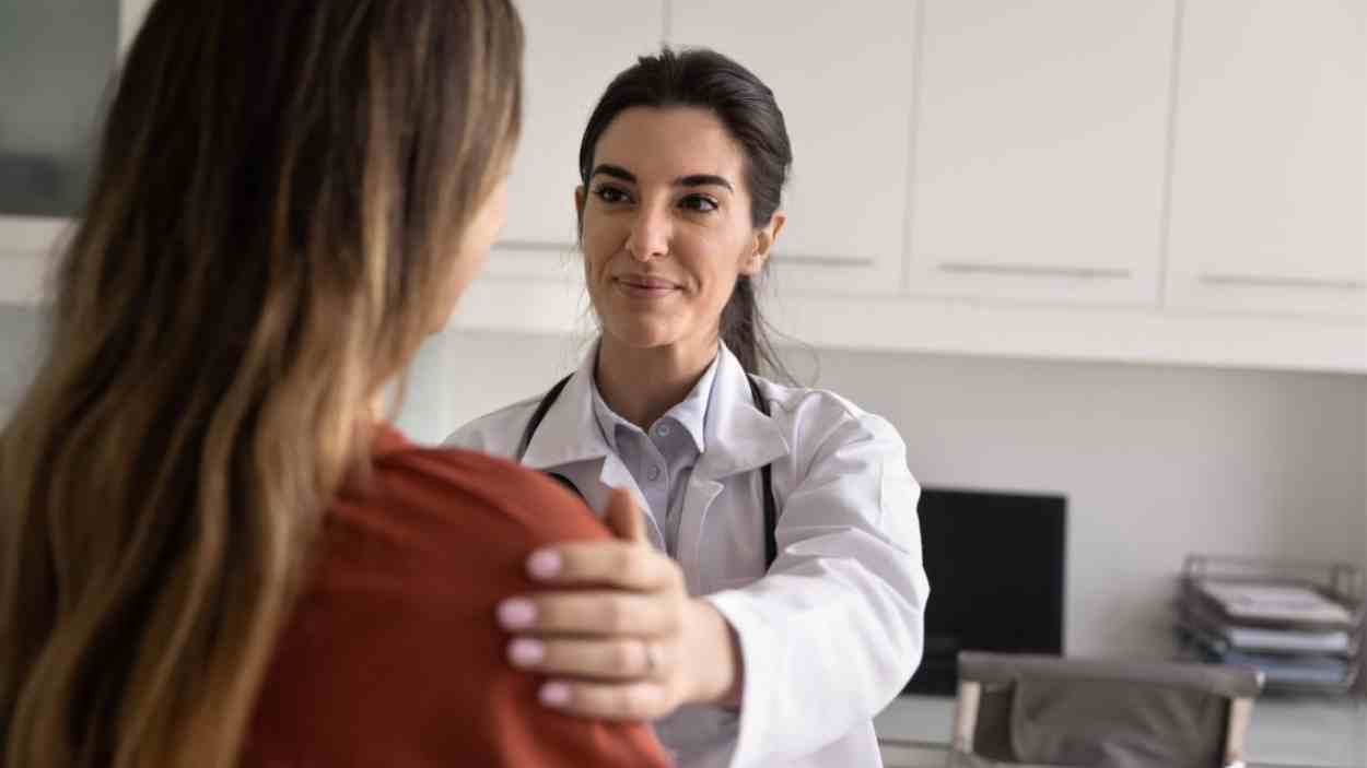 Doctora con paciente  Foto de 123RFfizkes