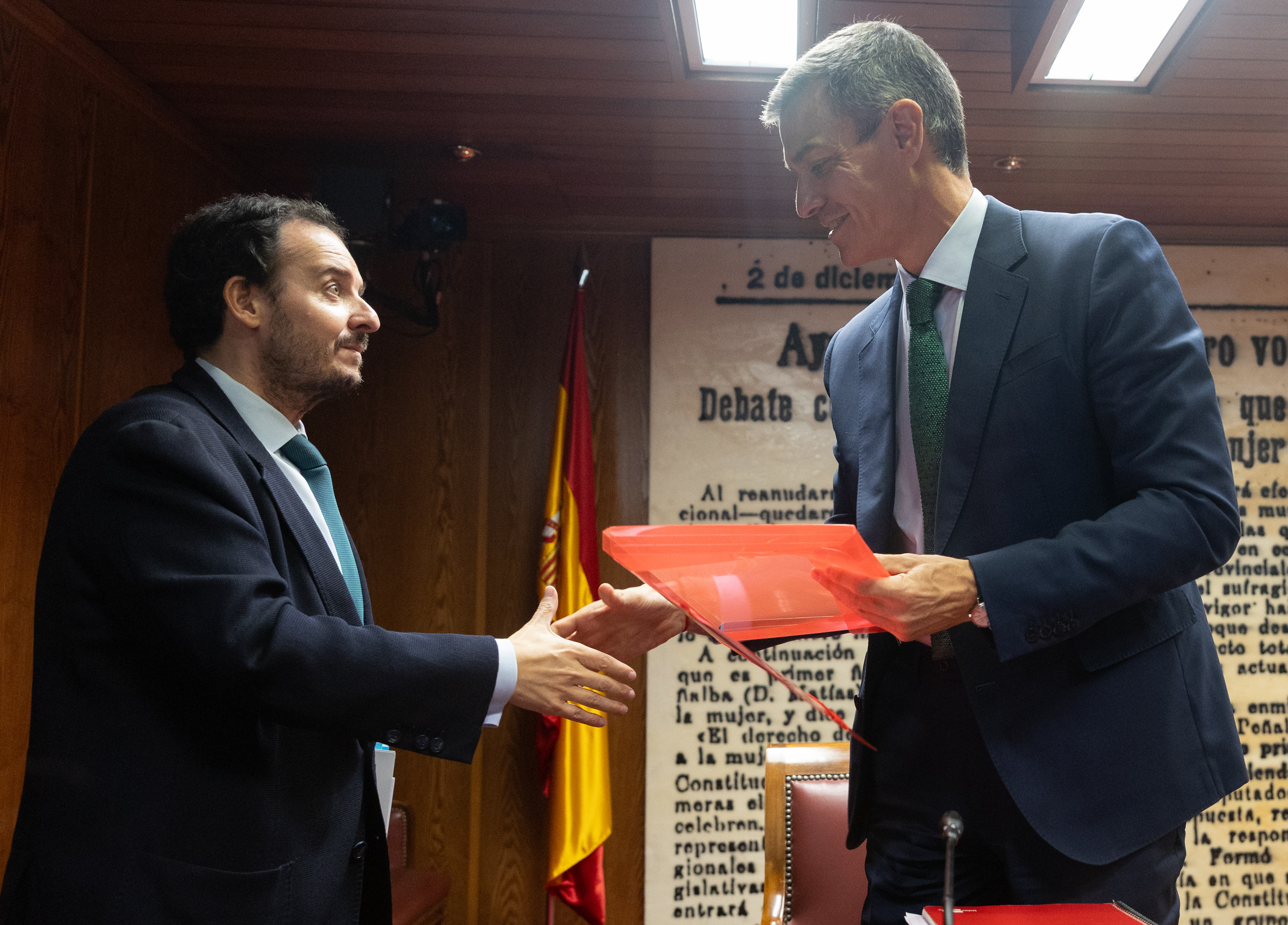 El presidente del Gobierno, Pedro Sánchez, saluda al senador del PP Alejo Joaquín Miranda durante la Comisión de Investigación sobre el 'caso Koldo'. EP. El presidente del Gobierno, Pedro Sánchez, saluda al senador del PP Alejo Joaquín Miranda durante la Comisión de Investigación sobre el 'caso Koldo'. EP.