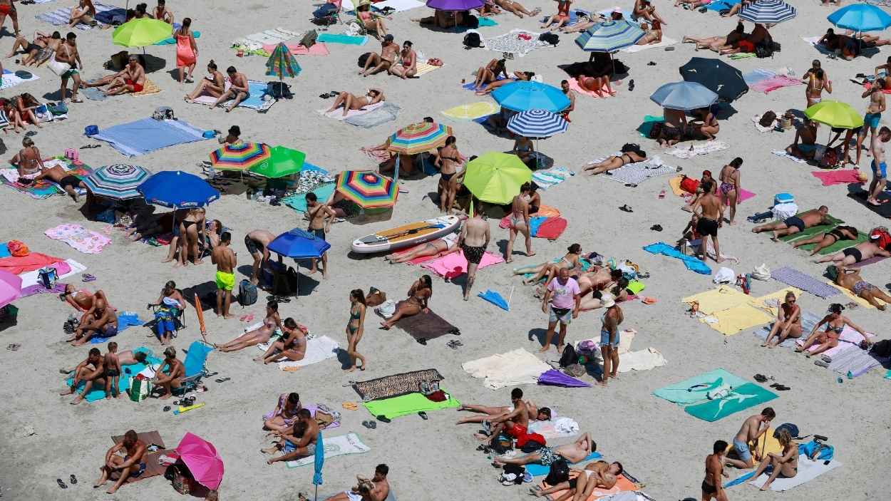 Imagen de personas tomando el sol en una playa. EP/Archivo. Imagen de personas tomando el sol en una playa. EP/Archivo.