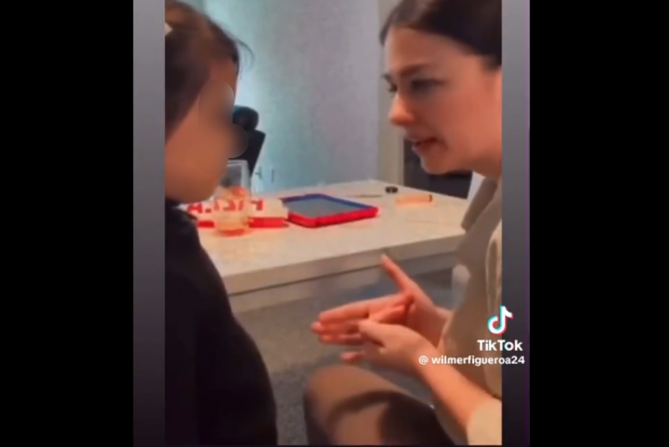 Un momento del vídeo en el que una madre explica a su hija que no debe permitir que un niño del colegio la trate mal. (Foto: X)