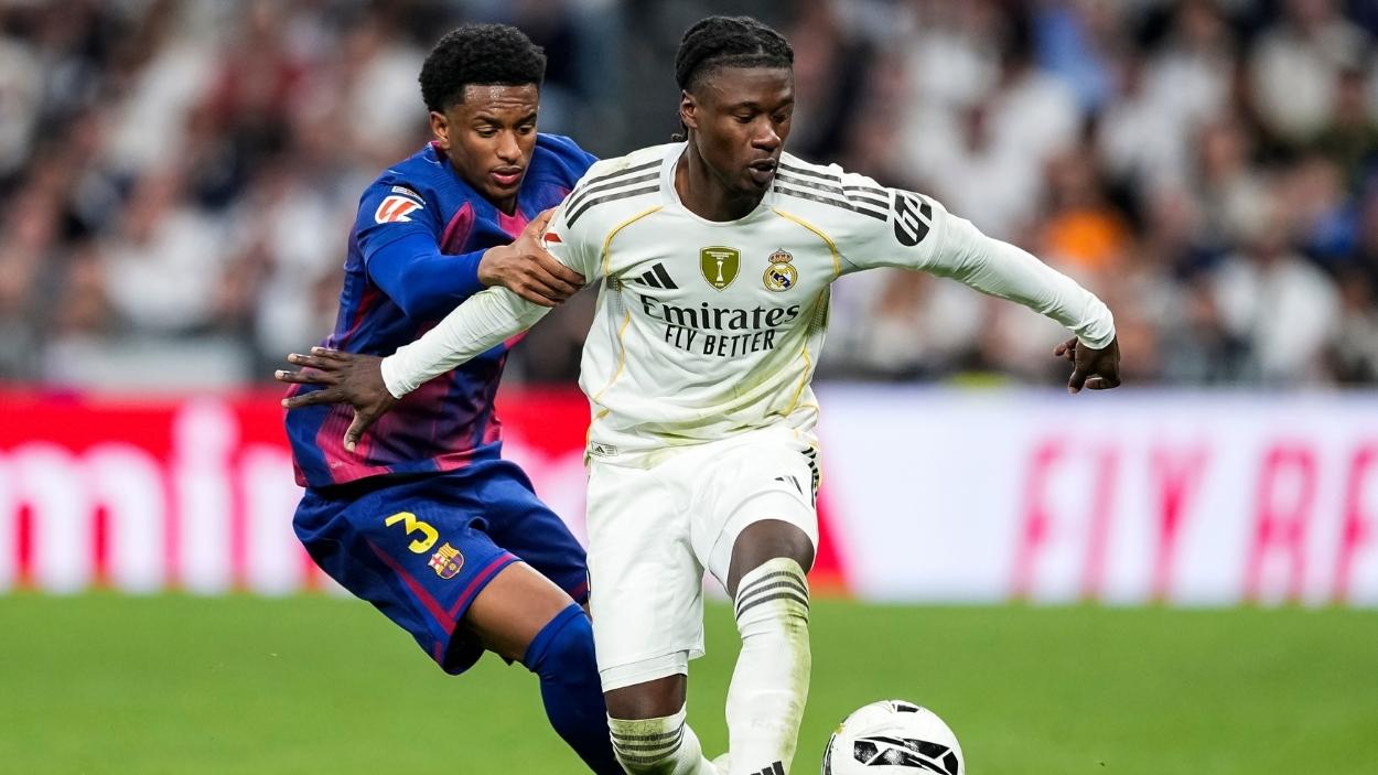 Camavinga y Alejandro Balde, disputando un balón durante el Clásico. EP Camavinga y Alejandro Balde, disputando un balón durante el Clásico. EP