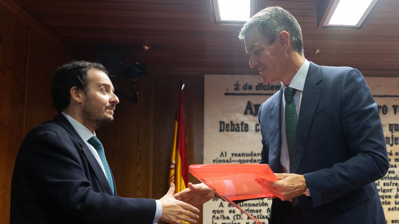 Sánchez comparece en al comisión del Senado sobre el ‘caso Koldo’ y saluda al senador Alejo Miranda. EP Sánchez comparece en al comisión del Senado sobre el ‘caso Koldo’ y saluda al senador Alejo Miranda. EP