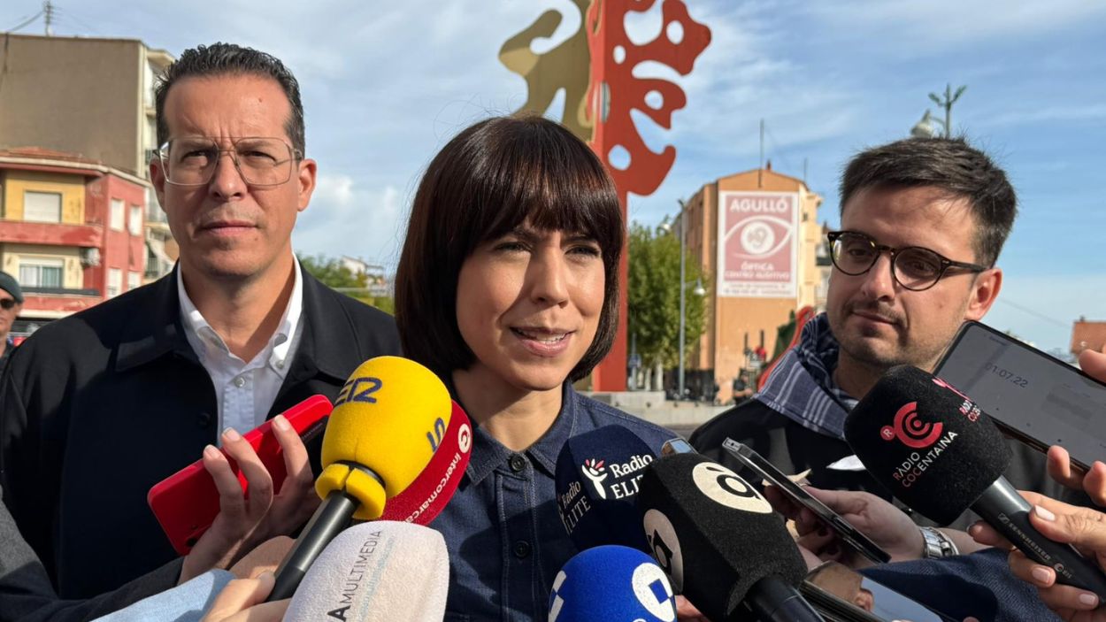 Diana Morant compareciendo ante los medios de comuniación.