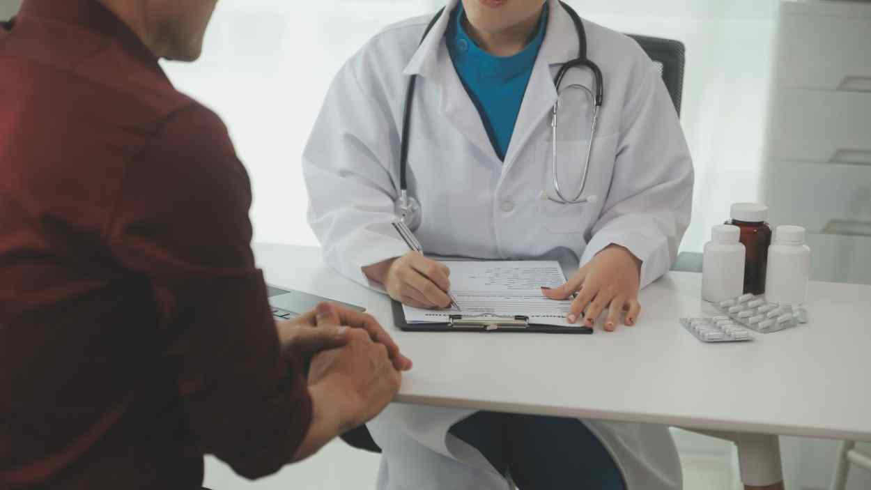 Médico en una consulta  Foto de 123RFarmmypicca