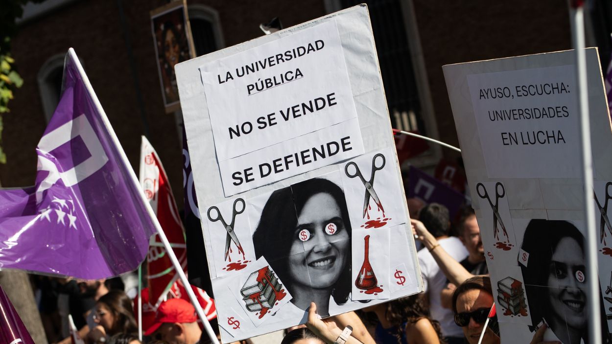 Protesta en la Universidad de Alcalá ante la llegada de la presidenta de la Comunidad de Madrid, Isabel Díaz Ayuso. EP. Protesta en la Universidad de Alcalá ante la llegada de la presidenta de la Comunidad de Madrid, Isabel Díaz Ayuso. EP.