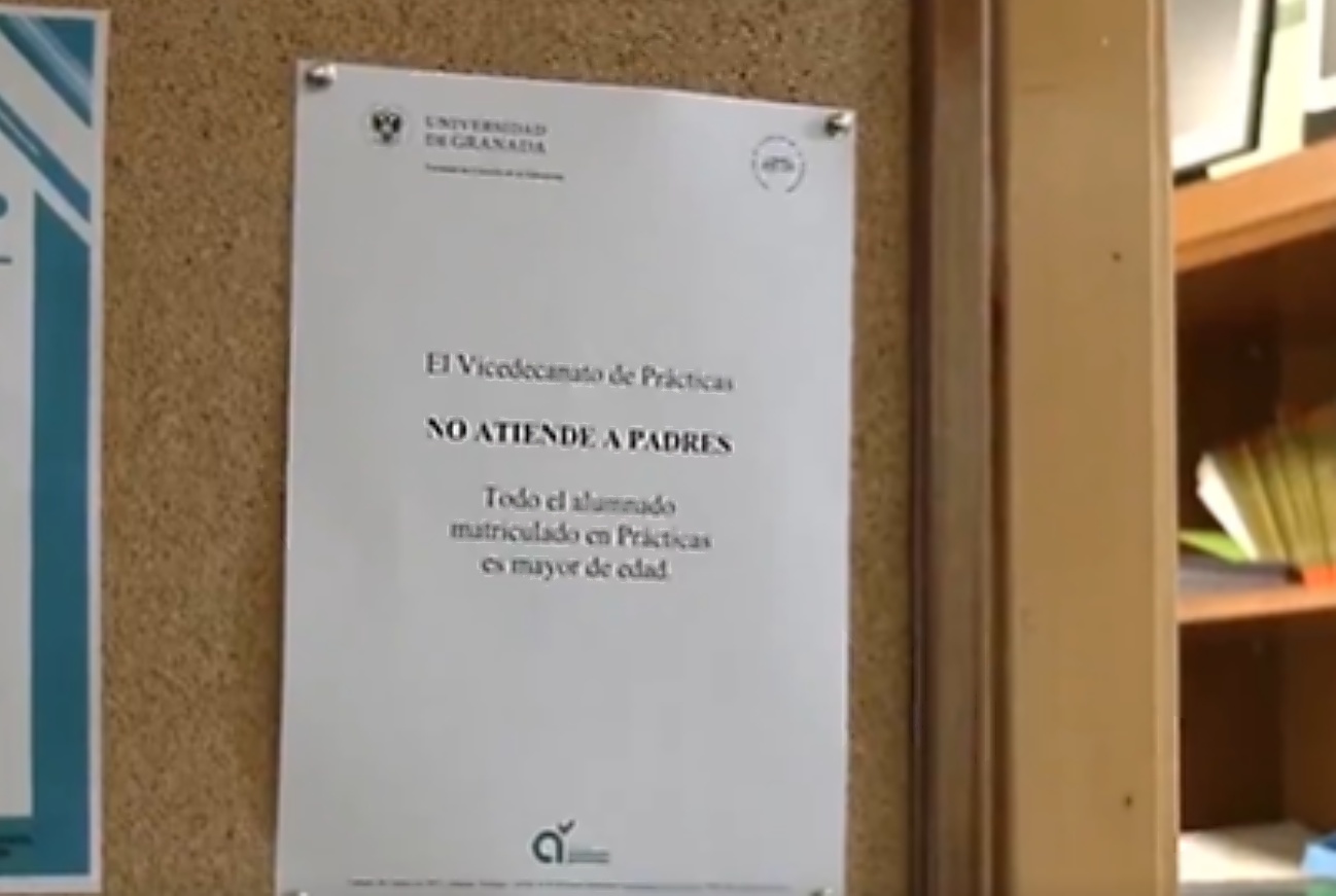 En la Universidad de Granada han llegado a colgar un cartel advirtiendo de que no se atiende a padres. (Foto: X)
