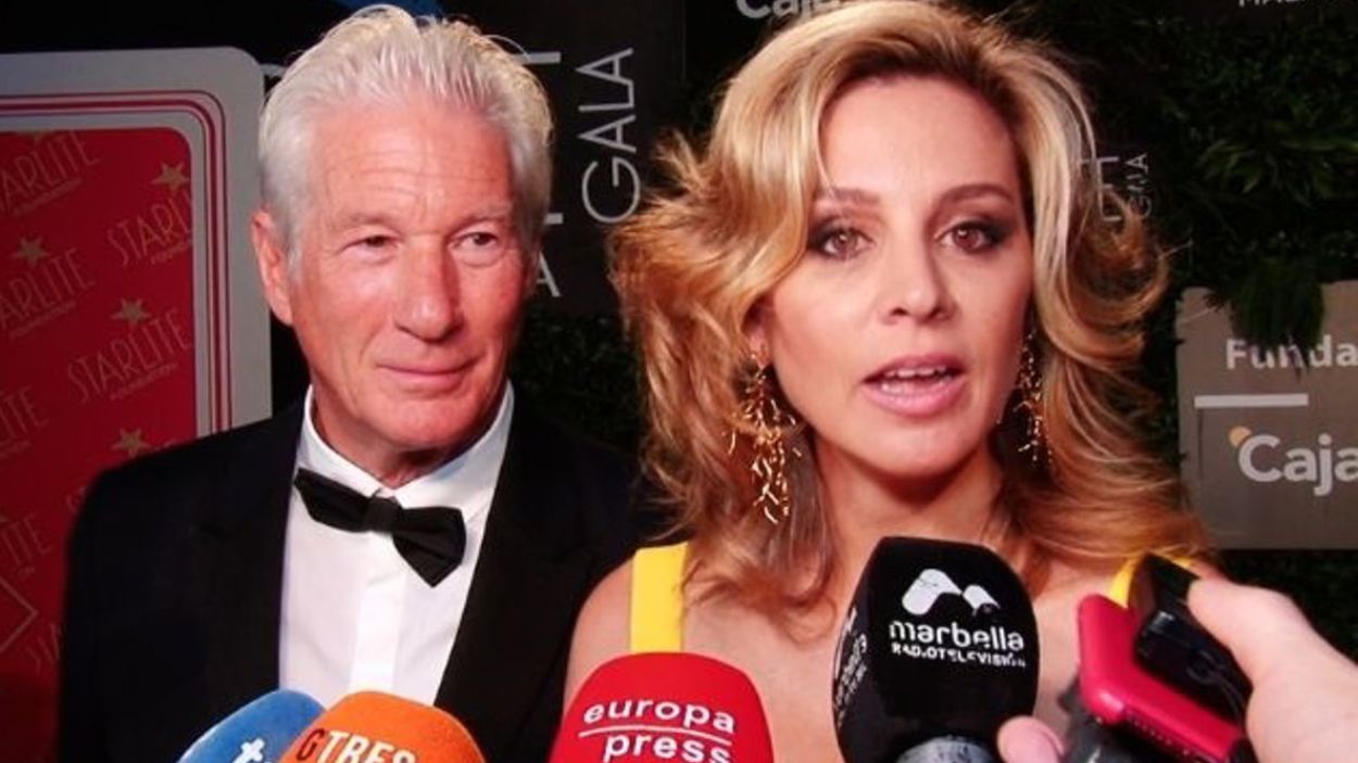 Richard Gere y Alejandra Silva ante los medios de comunicación. EP. 