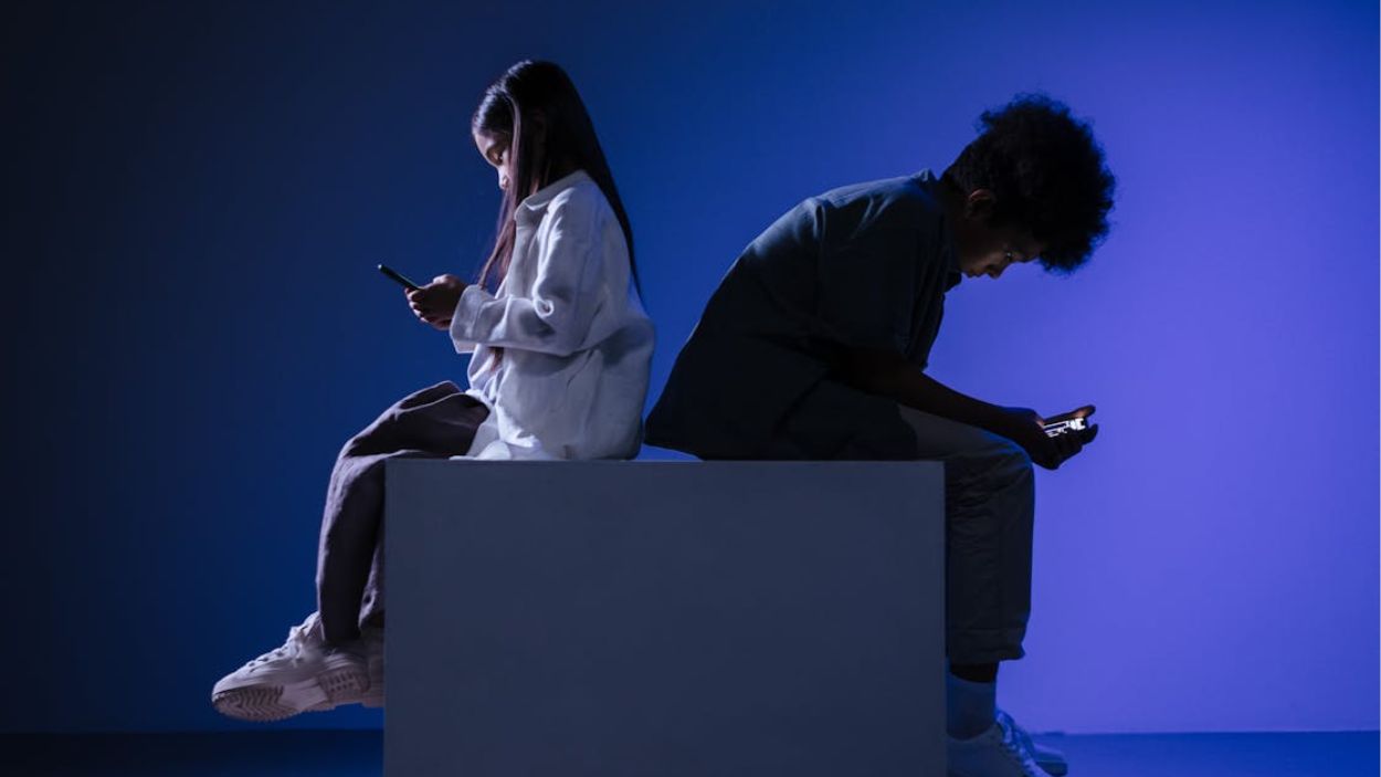 Dos menores utilizando teléfonos móviles. Pexels.