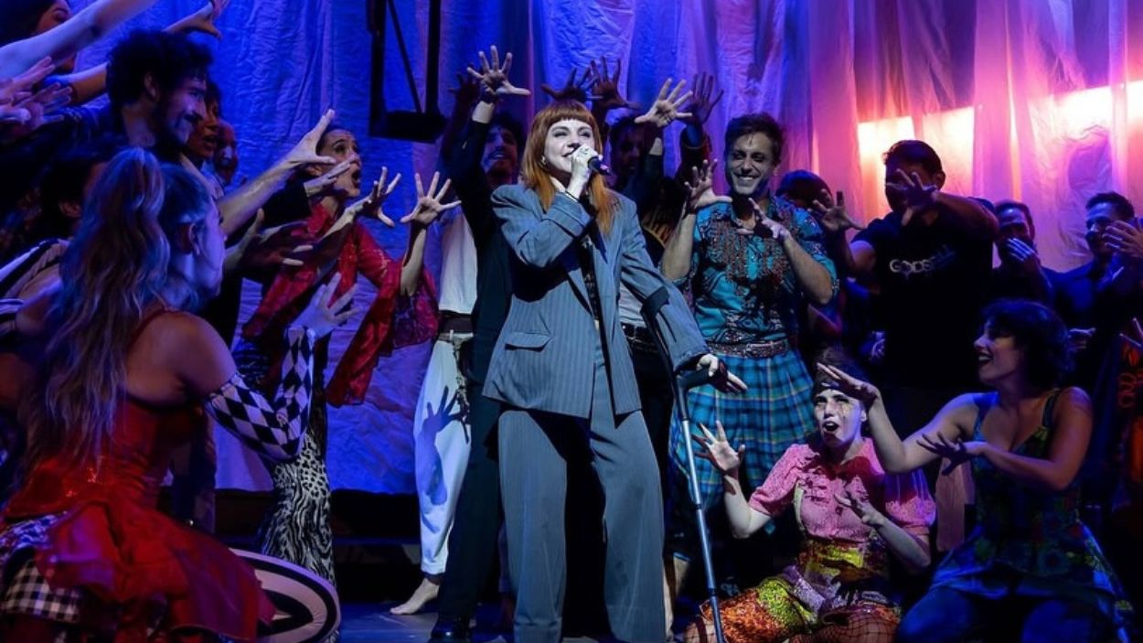 Angy Fernández en el momento de la despedida sobre el escenario en Málaga. Instagram.