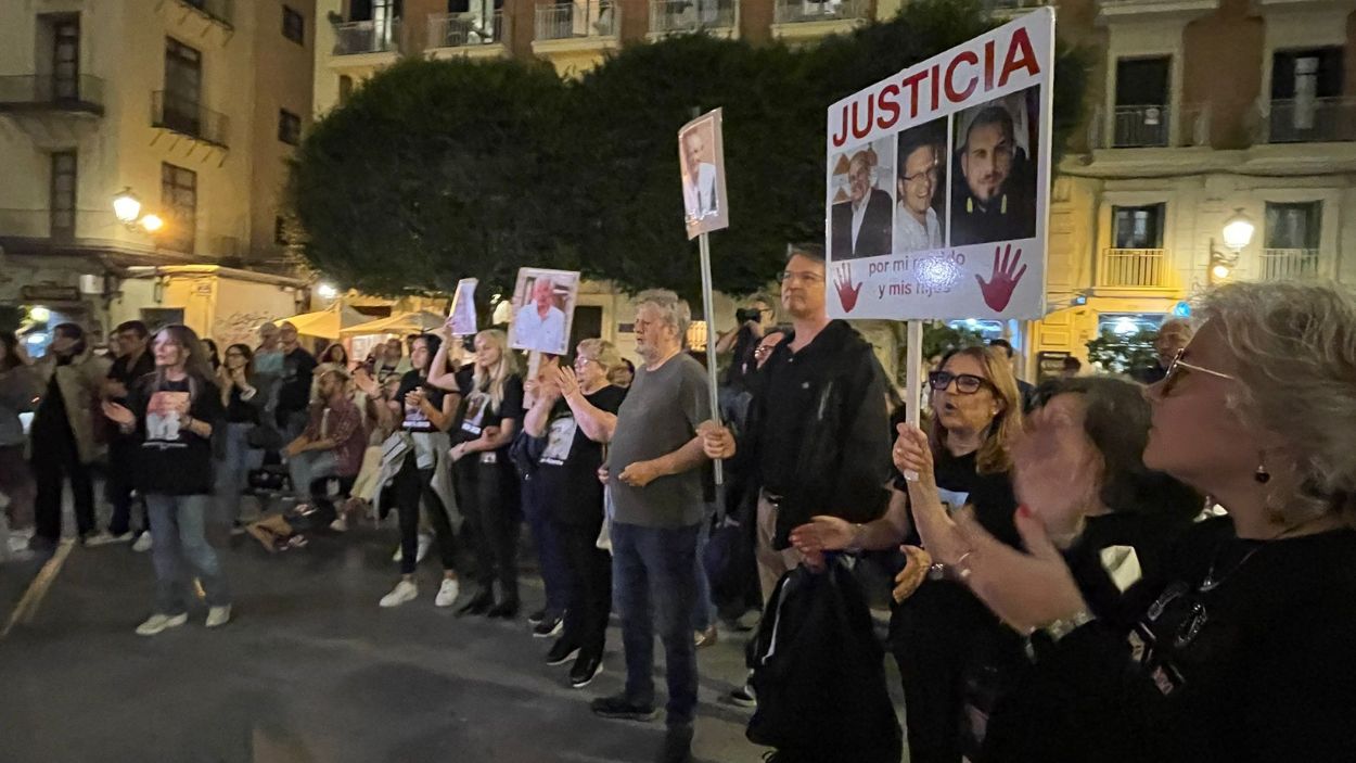 Concentración de las víctimas de la DANA ante el Palau de la Generalitat. 