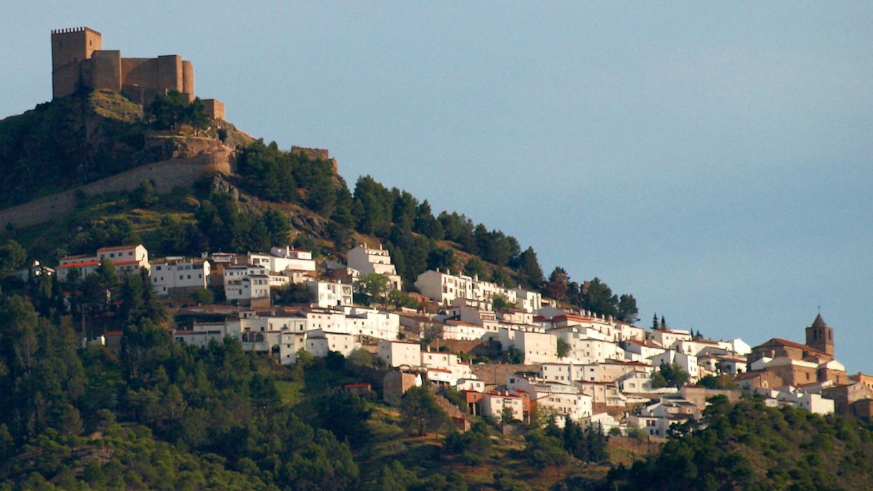 Vista de la localidad y del castillo de Segura de la Sierra