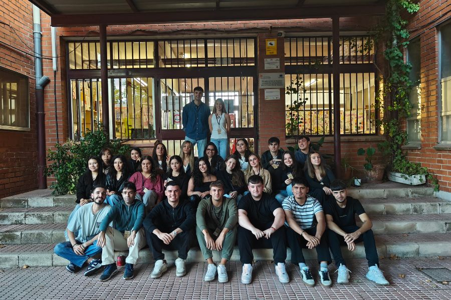 Equipo completo de 'Alma y Raíces', una gala benéfica organizada por los alumnos de 2.ºB de Marketing y Publicidad de un instituto de Alcorcón