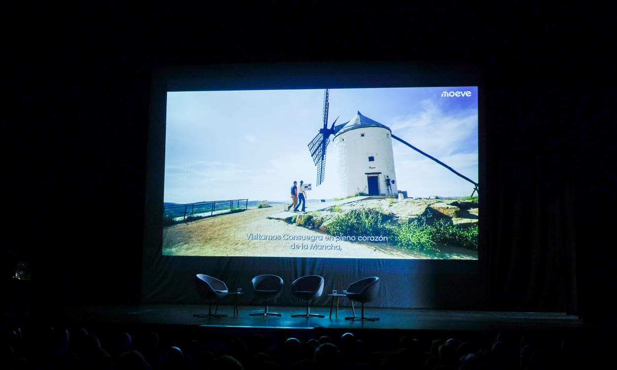 Los vecinos de Consuegra disfrutan de la proyección del nuevo capítulo de 'Legados con futuro'. MOEVE