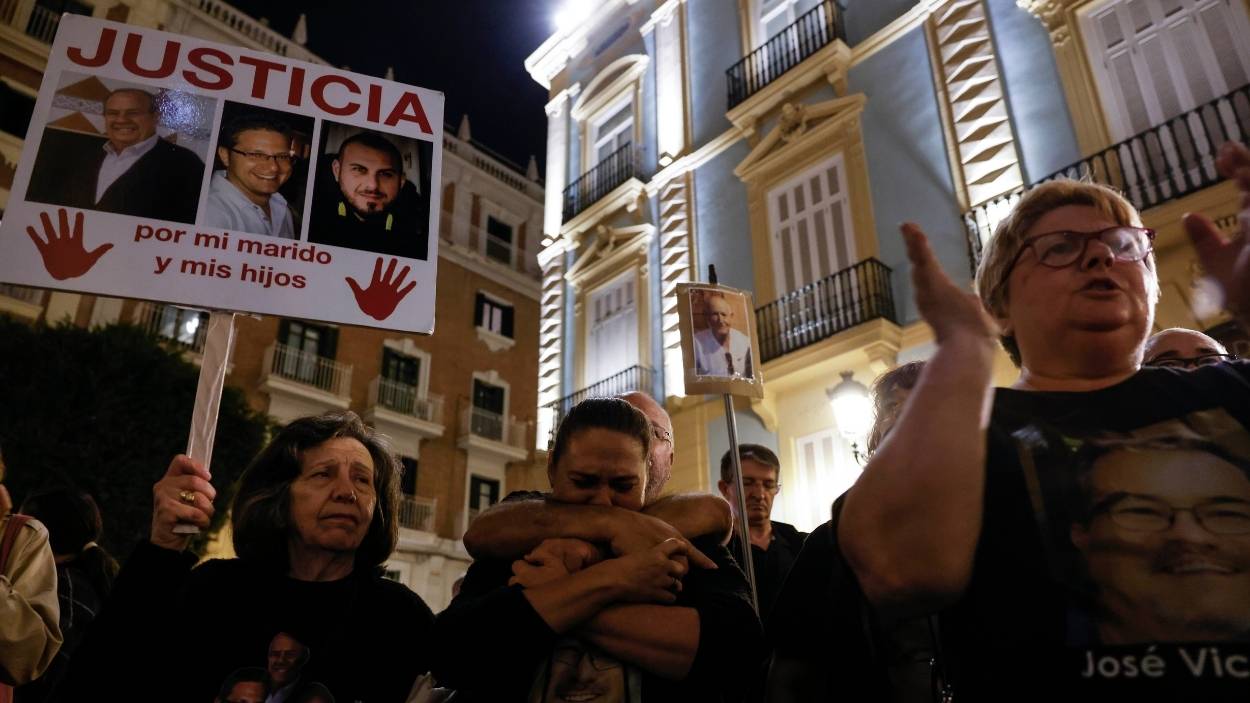 Víctimas de la DANA frente al Palau de la Generalitat. EP.