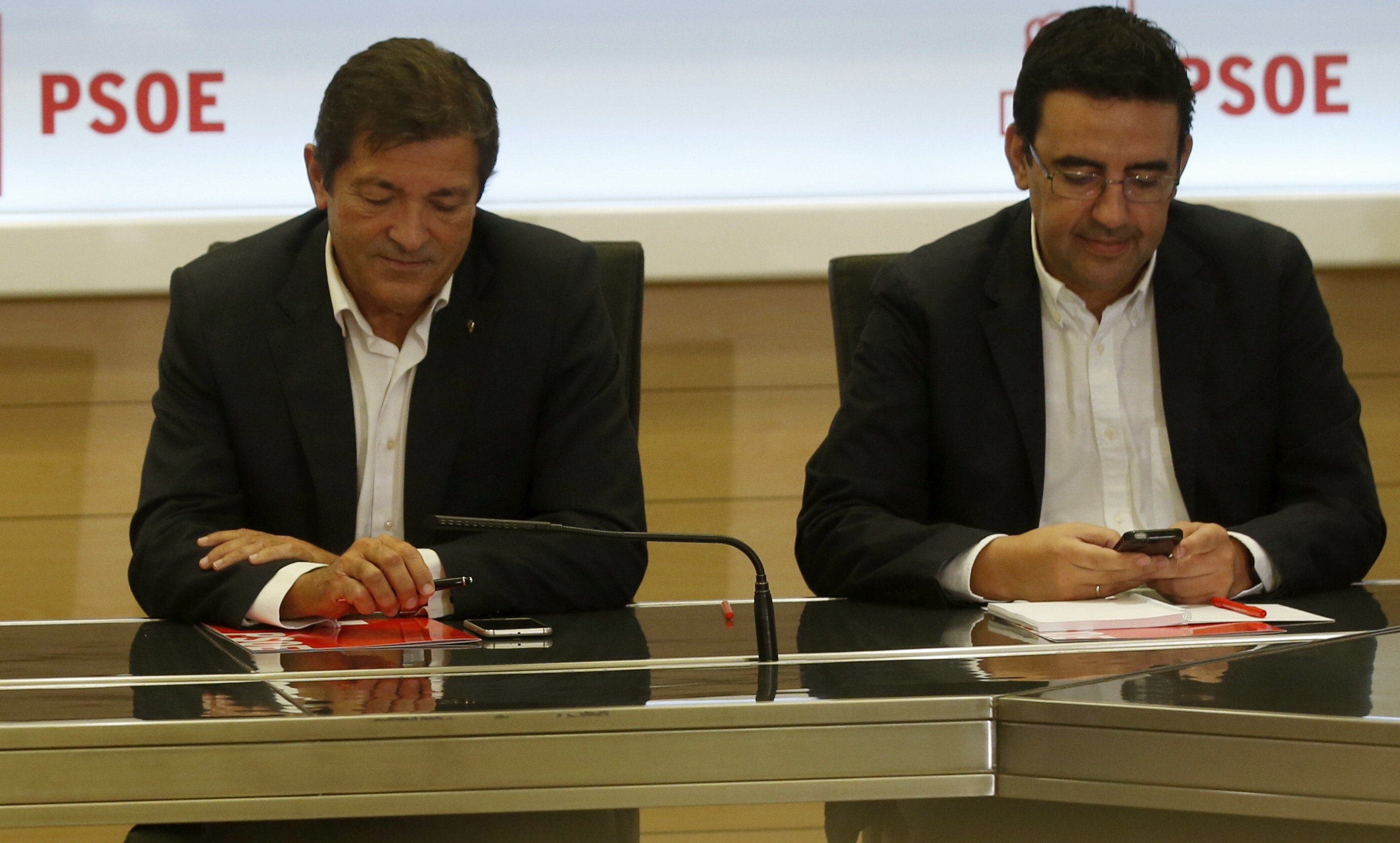 Javier Fernandez y Mario Jiménez durante reunión de la gestora del PSOE
