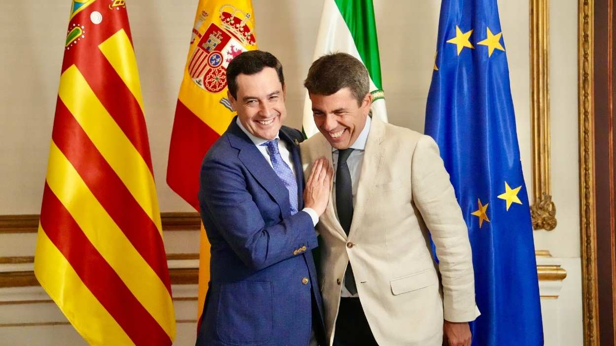 El presidente de la Junta de Andalucía, Juanma Moreno, y el presidente en funciones de la Generalitat Valenciana, Carlos Mazón, reunidos en Sevilla. EP/Archivo.