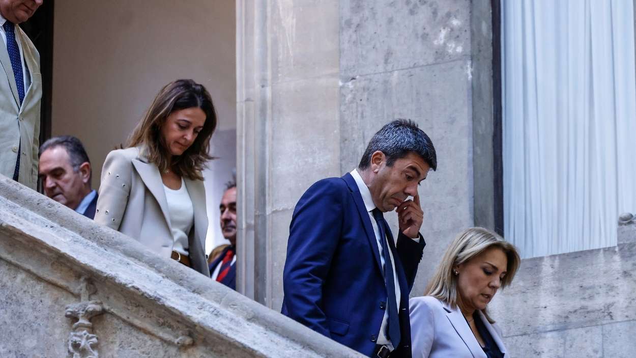 El presidente en funciones de la Generalitat valenciana, Carlos Mazón, a su llegada a una declaración institucional, en el Palau de la Generalitat. EP.