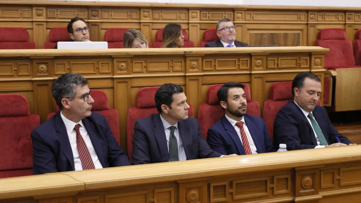 En primer plano, los cuatro diputados de Vox en las Cortes de Castilla-La Mancha. EP.