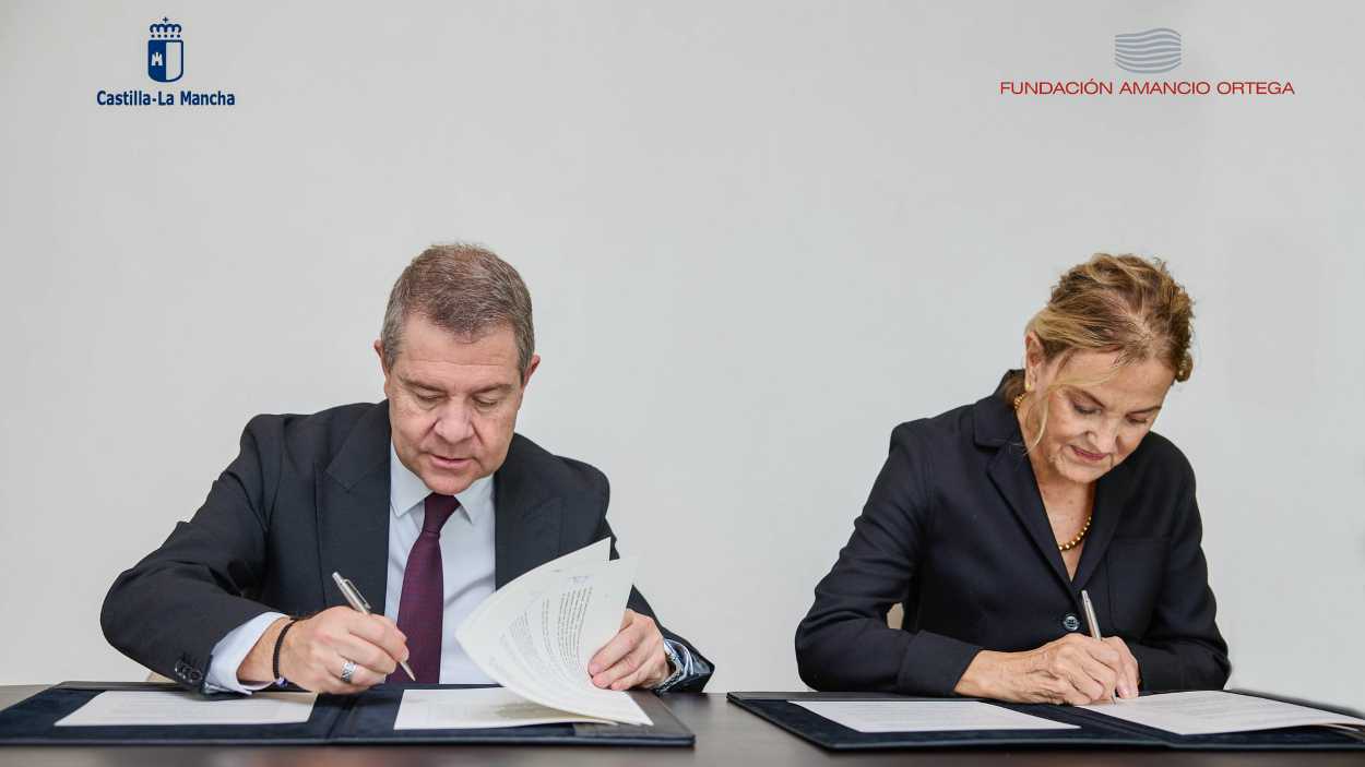 Momento de la firma entre el presidente de Castilla-La Mancha y la presidenta de la Fundación Amancio Ortega. JCCM.