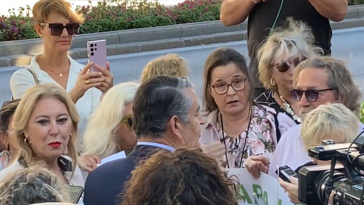 Carolina España y Antonio Sanz hablan con las manifestantes