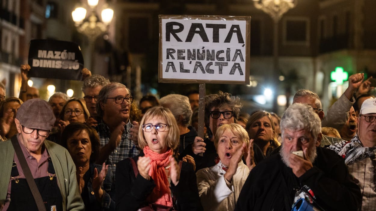Varias personas durante una concentración tras el anuncio de dimisión del ‘president’ de la Generalitat valenciana, Carlos Mazón, en la Plaza de la Virgen. EP.