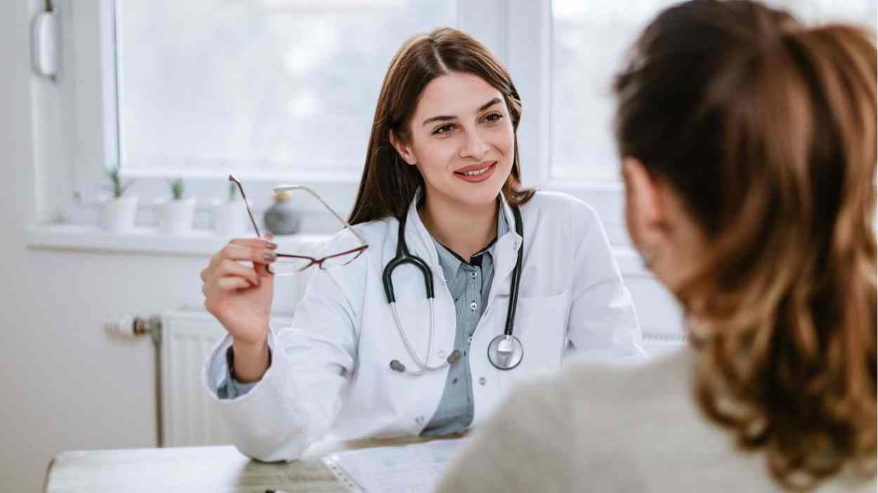 Doctora con una paciente  Foto de 123RFbnenin