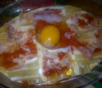 Lasaña de huevo y ensalada de patata con lechuga trocadero