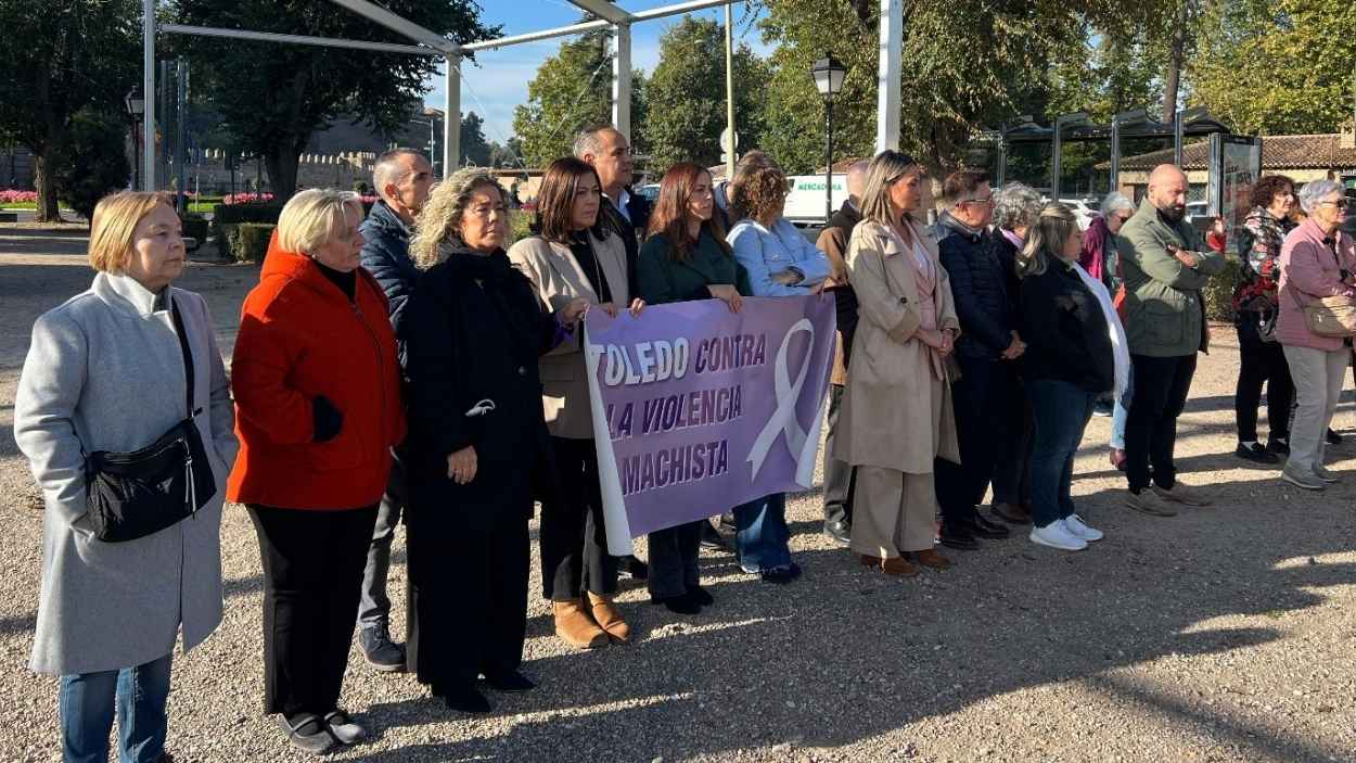 Concentración mensual contra la violencia machista en Toledo. PSOE Municipal.