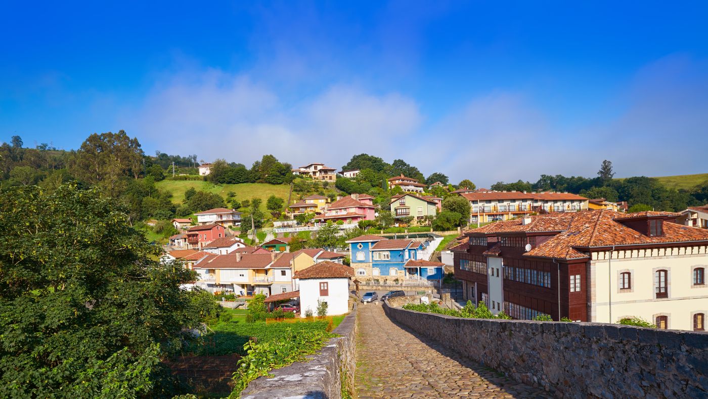 Cangas de Onís, puerta de entrada a los Picos de Europa y cuna del Reino de Asturias, conserva intacta la esencia de su historia entre montañas, ríos y tradiciones que aún laten en cada rincón