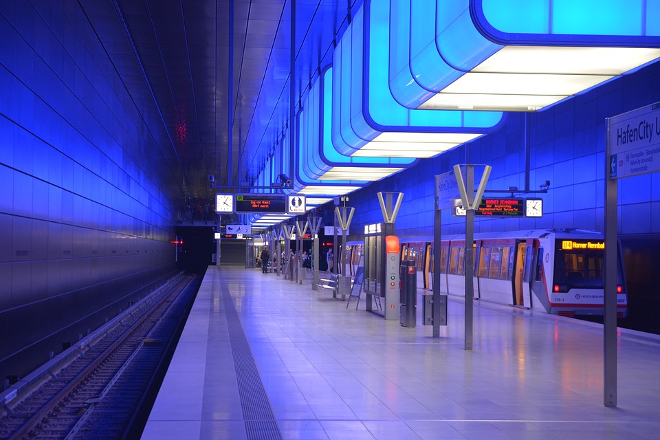 Metro Madrid inicia un proyecto piloto para recargar los móviles en los vagones y andenes