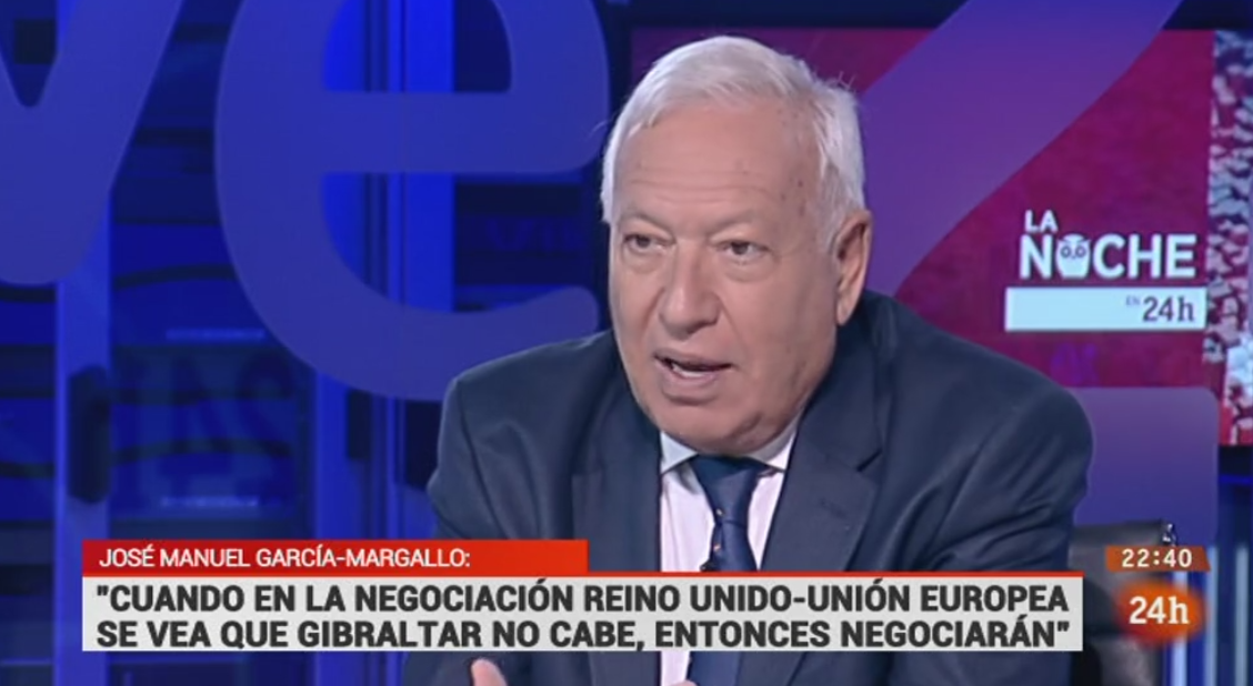 García Margallo, envuelto en la bandera española y a punto de 'tirarse a la Roca'